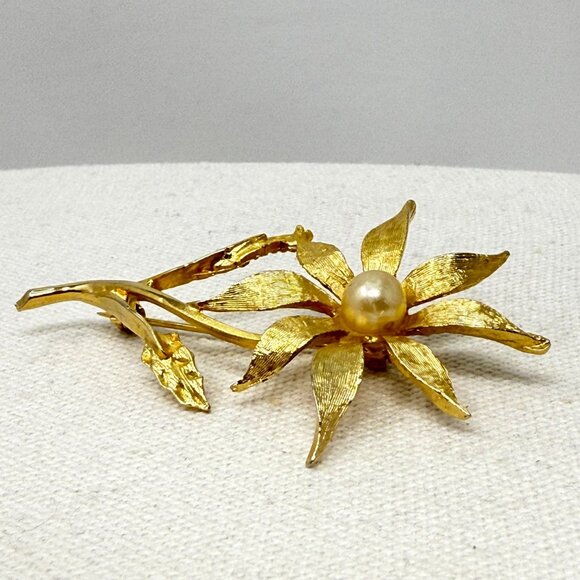 Dodds Vintage Flower Brooch Gold-Tone Faux Pearl Mid-Century Signed - Picture 4 of 10